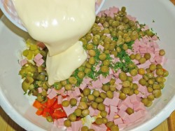 название картинки Оливье классический с солеными огурцами салат