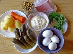 название картинки Оливье классический с солеными огурцами салат