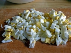 название картинки Оливье классический с солеными огурцами салат