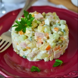 Оливье классический со свежими огурцами салат