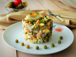 Оливье с говядиной салат