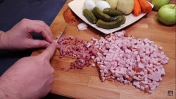 название картинки Оливье с копченым окороком и зеленым яблоком