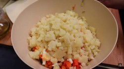 название картинки Оливье с копченым окороком и зеленым яблоком
