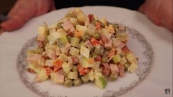 название картинки Оливье с копченым окороком и зеленым яблоком