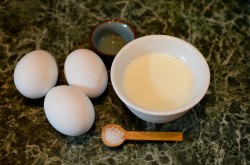 название картинки Омлет из яиц и молока простой на сковороде