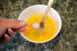 название картинки Омлет из яиц и молока простой на сковороде