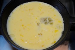 название картинки Омлет из яиц и молока простой на сковороде