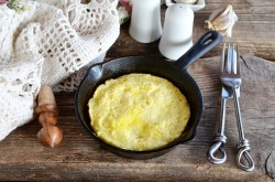 название картинки Омлет из яиц и молока простой на сковороде