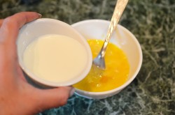 название картинки Омлет из яиц и молока простой на сковороде