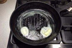 Омлет классический с молоком на сковороде