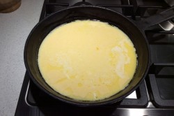 Омлет классический с молоком на сковороде