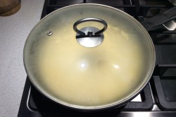 Омлет классический с молоком на сковороде