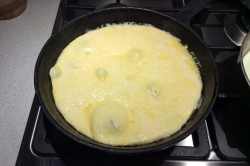 Омлет классический с молоком на сковороде