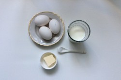 Омлет классический с молоком на сковороде