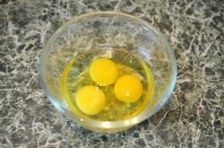 Омлет на пару в мультиварке - шаг 2