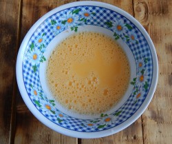 название картинки Омлет с колбасой и сыром на сковороде