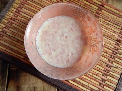 название картинки Омлет с колбасой и сыром на сковороде