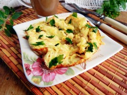 название картинки Омлет с колбасой и сыром на сковороде