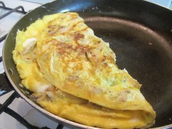 Омлет с курицей и сыром на сковороде - шаг 11