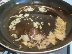 Омлет с курицей и сыром на сковороде - шаг 3