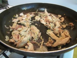 Омлет с курицей и сыром на сковороде - шаг 5