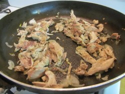 Омлет с курицей и сыром на сковороде - шаг 6