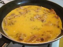 Омлет с курицей и сыром на сковороде - шаг 7