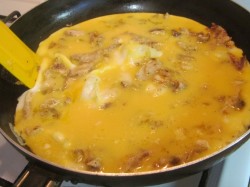 Омлет с курицей и сыром на сковороде - шаг 8