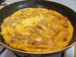 Омлет с курицей и сыром на сковороде - шаг 9