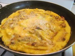 Омлет с курицей и сыром на сковороде - шаг 10