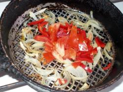 название картинки Омлет с овощами и сыром на сковороде