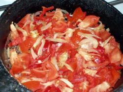 название картинки Омлет с овощами и сыром на сковороде