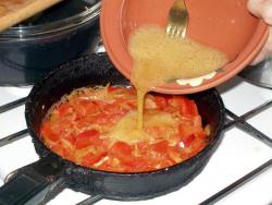 название картинки Омлет с овощами и сыром на сковороде