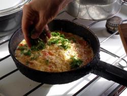 название картинки Омлет с овощами и сыром на сковороде