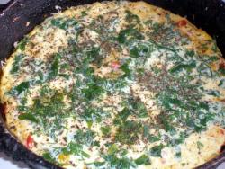 название картинки Омлет с овощами и сыром на сковороде