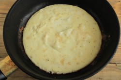 название картинки Омлет с мукой и молоком на сковороде