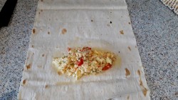 Омлет в лаваше на сковороде