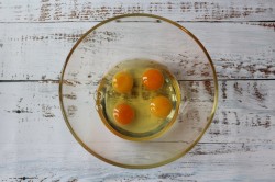 Омлетные полоски с черри, кусочками бекона и тертым сыром