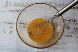 Омлетные полоски с черри, кусочками бекона и тертым сыром