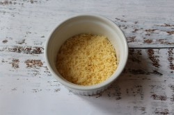 Омлетные полоски с черри, кусочками бекона и тертым сыром