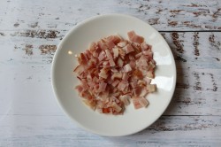 Омлетные полоски с черри, кусочками бекона и тертым сыром