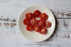 Омлетные полоски с черри, кусочками бекона и тертым сыром