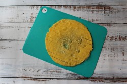 Омлетные полоски с черри, кусочками бекона и тертым сыром