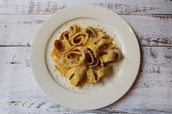 Омлетные полоски с черри, кусочками бекона и тертым сыром