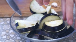 Острая закуска из баклажанов с помидорами