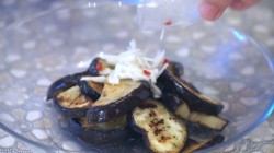 Острая закуска из баклажанов с помидорами