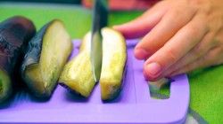 Острая закуска из маринованных баклажанов с сыром