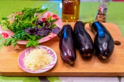 Острая закуска из маринованных баклажанов с сыром