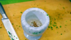 Острая закуска из маринованных баклажанов с сыром