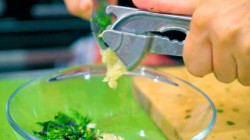 Острая закуска из маринованных баклажанов с сыром